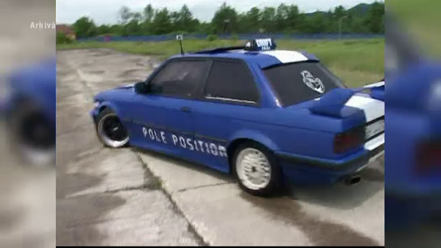 Un sofer a distrus terenul de fotbal al echipei Sport Club Bacau, dupa ce a intrat pe gazon si a facut drifturi cu masina