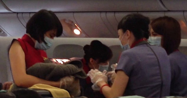 O femeie a nascut in avion, la 9000 de metri altitudine. Ce s-a intamplat cu bebelusul dupa doua saptamani