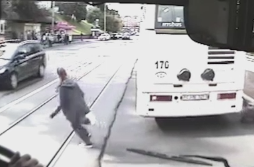 Accident socant in Cluj, filmat de o camera de bord. O tanara a fost lovita in plin de o masina, in timp ce traversa strada