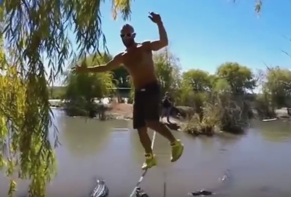 Cascadoria periculoasa a unui american. Cum a reusit sa mearga pe sfoara deasupra unor aligatori infometati. VIDEO