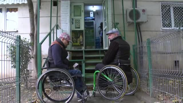 Romania paralela ce ramane inaccesibila propriilor cetateni. Cat de greu ajunge un om in carucior la o banca sau la un spital