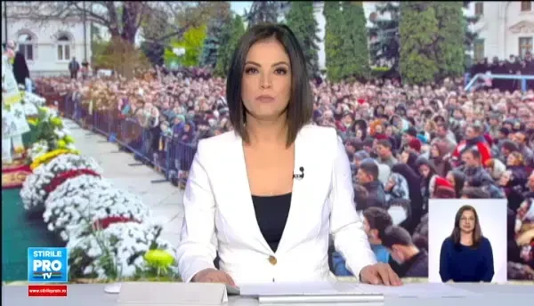 Peste 100.000 de oameni au asteptat in frig si ploaie ca sa atinga moastele Sfintei Parascheva: Aici te vindeci de toate