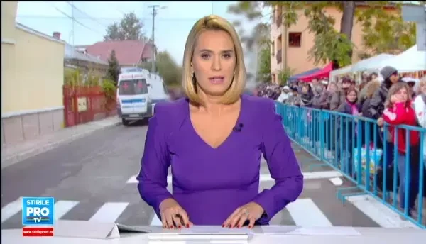 Scene ireale la pelerinajul de la Iasi. O femeie se pozeaza sarutand moastele Sf. Parascheva cu laptopul: Hai, ma, mergi!