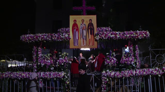 40.000 de sarmale de post, impartite pelerinilor de la moastele Sfintei Parascheva. In multime a fost si Gigi Becali