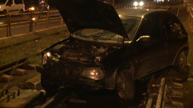 Au ajuns cu masina pe linia de tramvai, dupa ce au lovit o alta masina din trafic. Sperietura teribila trasa de doi tineri