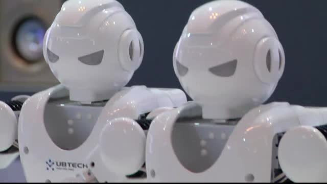 Targ de gadgeturi HKTDC Electronics. La Hong Kong sunt cele mai moderne drone, robotii danseaza, iar cainii au zgarda hi-tech