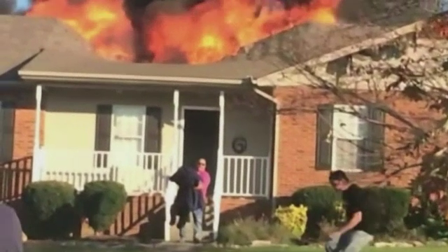 Gestul eroic al unui pompier din SUA. Si-a riscat viata pentru a salva un caine dintr-o casa in flacari