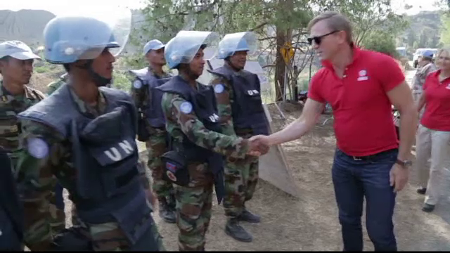 Daniel Craig isi ia in serios rolul de ambasador al ONU. Actorul a asistat la deminarea unui camp de mine active in Cipru