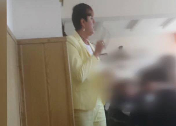 Scandalul fustei negre cu "floricele". Familia e nemultumita ca directoarea demisa ramane profesoara