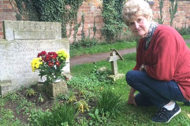 Un strain misterios a avut grija de mormantul fratelui ei timp de 20 de ani. Ce a observat femeia cand a ridicat un biletel