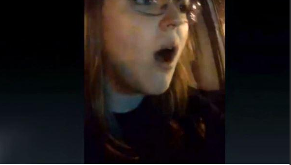 S-a urcat beata la volan si a transmis totul live, pe internet. “Nici macar nu sunt atenta la drum”. Ce a patit femeia