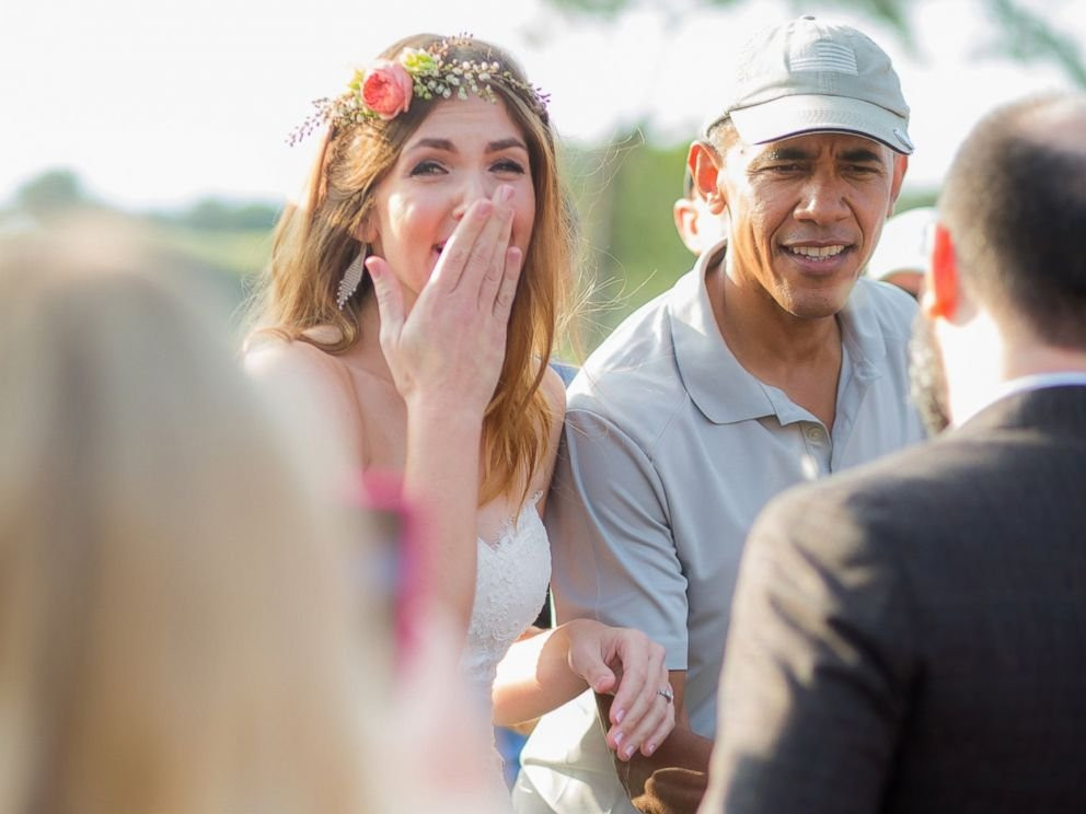 Se pregateau linistiti de nunta cand a aparut un "musafir nepoftit". Astazi, ceremonia lor e in presa din toata lumea