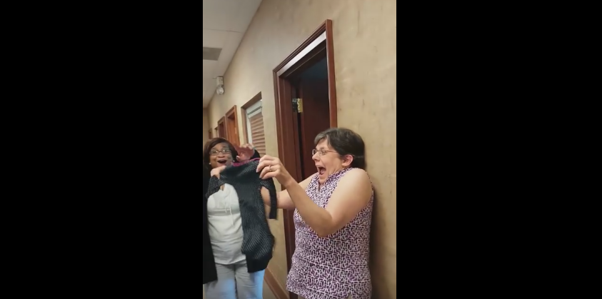 Momentul emotionant in care o femeie afla ca a devenit bunica dupa ce fiica ei a adoptat in secret un copil. VIDEO