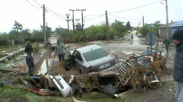 Imaginile dezastrului ramas in urma viiturilor din Corbu-Navodari sunt coplesitoare. "Au plecat peretii casei cu totul"