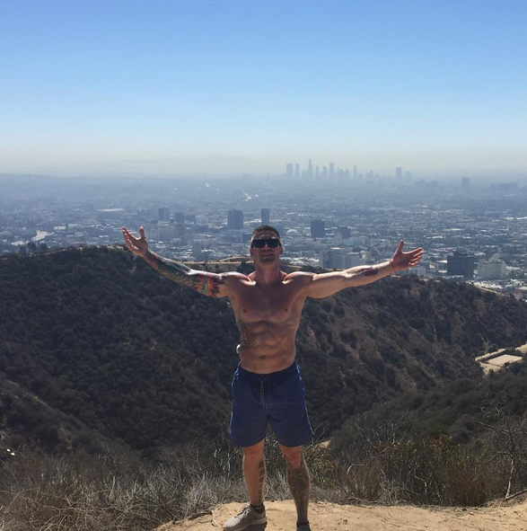 La 13 ani a devenit dependent de droguri, iar la 20 a fost la un pas de moarte! Cum arata dupa ce s-a reabilitat