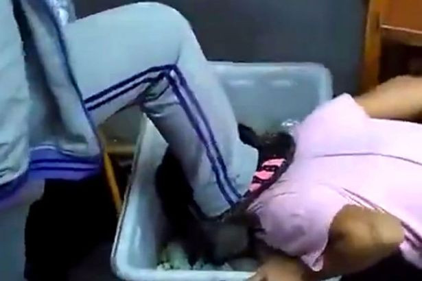 Imagini ingrijoratoare, filmate intr-o scoala. O eleva a fost obligata de o colega sa ingenuncheze si sa ia gunoi in gura