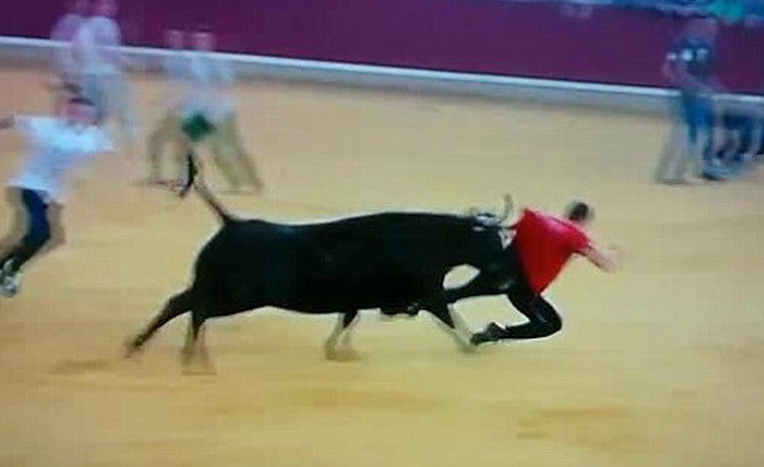 Tanar umilit de un taur furios, in mijlocul spectatorilor. Ce a patit barbatul dupa ce a intrat in vizorul animalului fioros