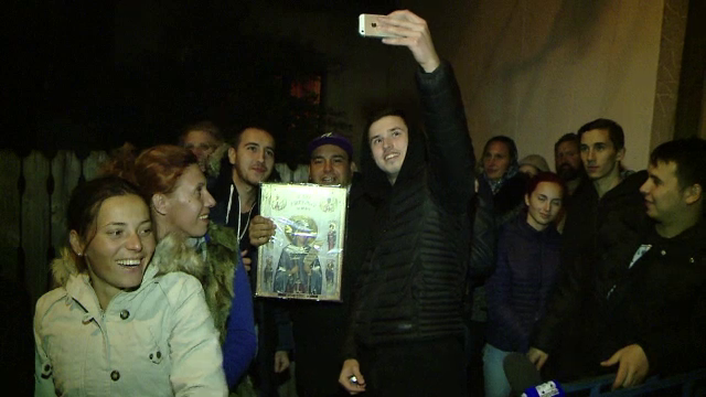 Pelerinii de la moastele Sfintei Parascheva au stat si 15 ore la coada de peste 2 km: "Daca esti crestin adevarat, merita"