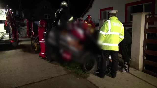 O soferita de 24 de ani a intrat cu masina intr-un pod si a ajuns intr-un sant. "A zis ca nu simte un picior si mana dreapta"