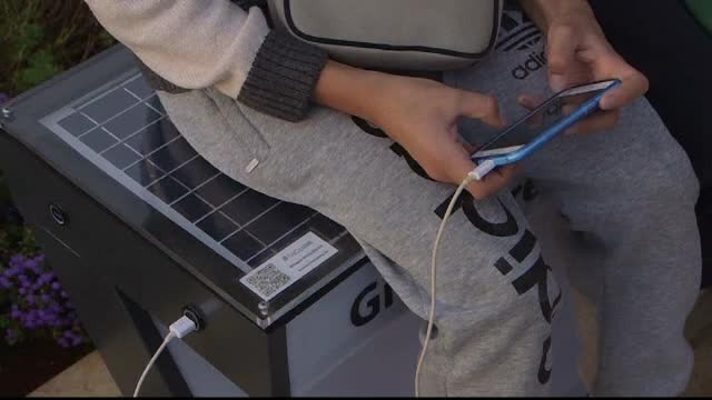 Un student din Croatia a inventat "banca smart", instalata deja in parcuri. De ce are mare succes la tinerii cu smartphone