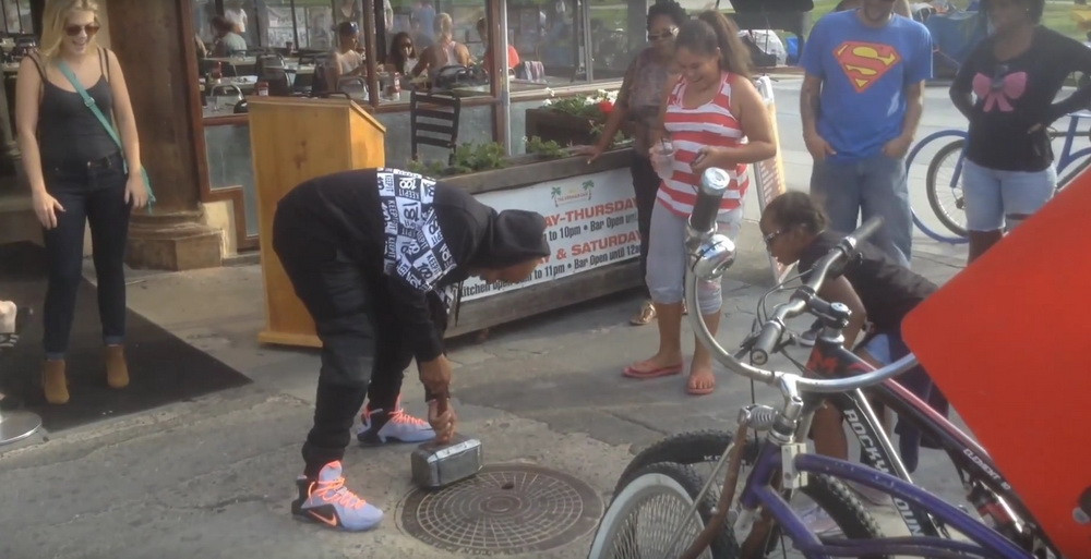 Farsa la care s-au uitat 4 milioane de oameni in 4 zile! Cum a inventat un barbat ciocanul lui Thor pe care numai el il poate ridica