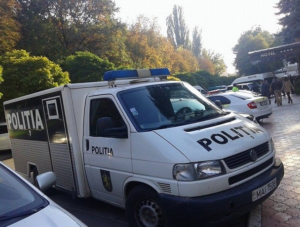 duba politiei in fata Parlamentului din Chisinau