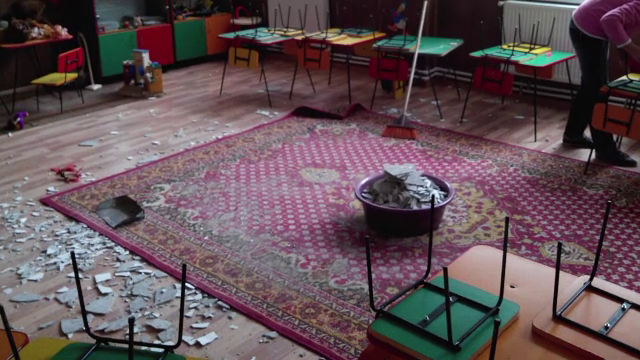 Tavanul unei scoli din Galati a inceput sa se prabuseasca. O profesoara a fost ranita si zeci de elevi sunt in pericol