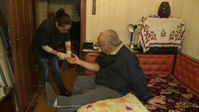 Stii ca poti beneficia 3 luni pe an de ingrijire gratuita la domiciliu? Cine profita pentru ca romanii nu sunt bine informati