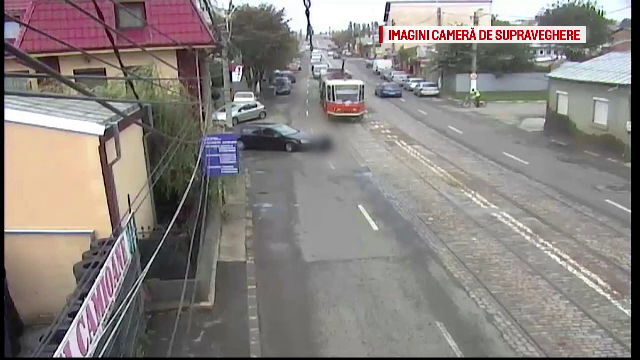 A incercat sa traverseze fara sa se asigure si a fost lovita de o masina. Accidentul, surprins de CAMERE