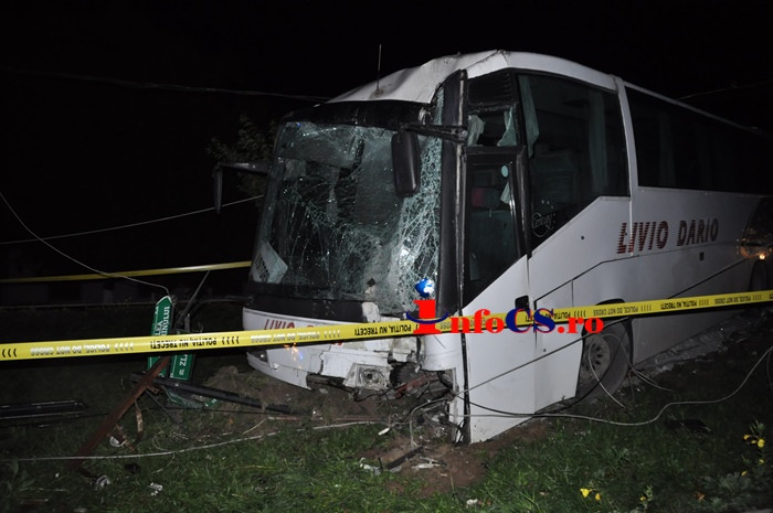 Accident grav in Caransebes: 26 de raniti, dupa ce un autocar a intrat intr-un stalp. Planul rosu de actiune a fost activat