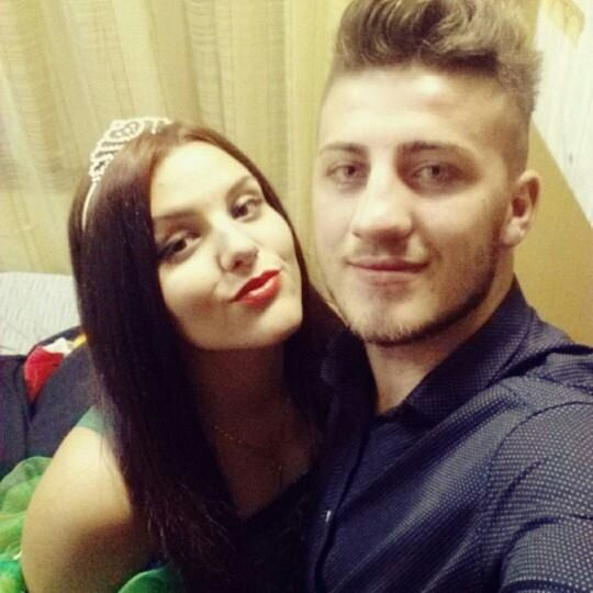 Un tanar din Pitesti si-a cerut iubita in casatorie, la facultate, in fata colegilor. Clipul a strans mii de like-uri.VIDEO