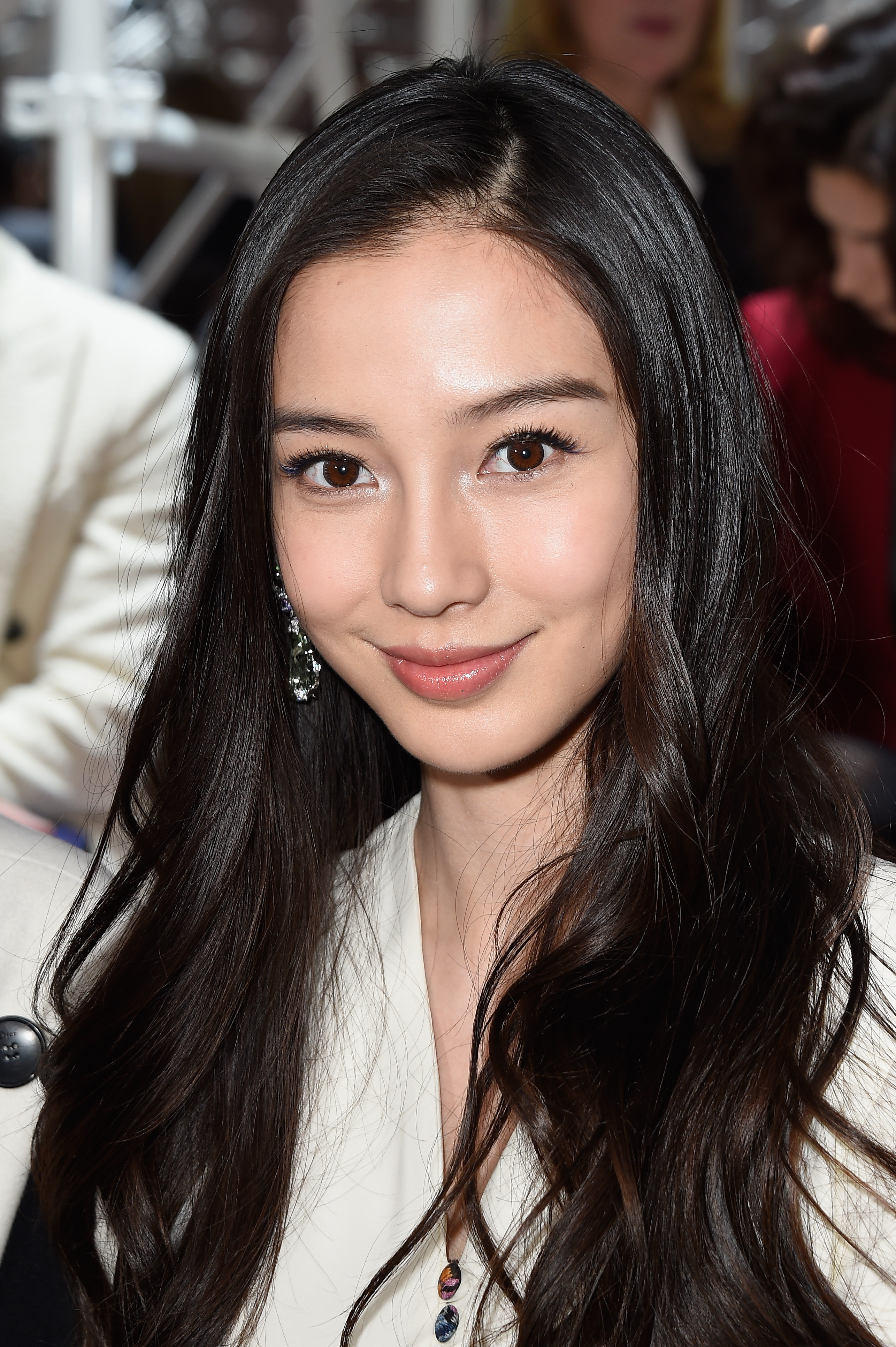 Este atat de frumoasa incat nimeni nu o crede ca e naturala. Prin ce trece o actrita din China ca sa arate ca nu s-a operat