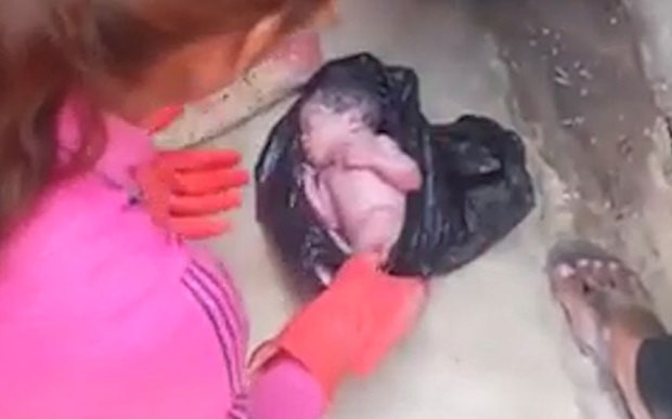 Descoperire cutremuratoare pe o strada. Mai multi trecatori au gasit un bebelus nou-nascut, abandonat intr-o punga. VIDEO