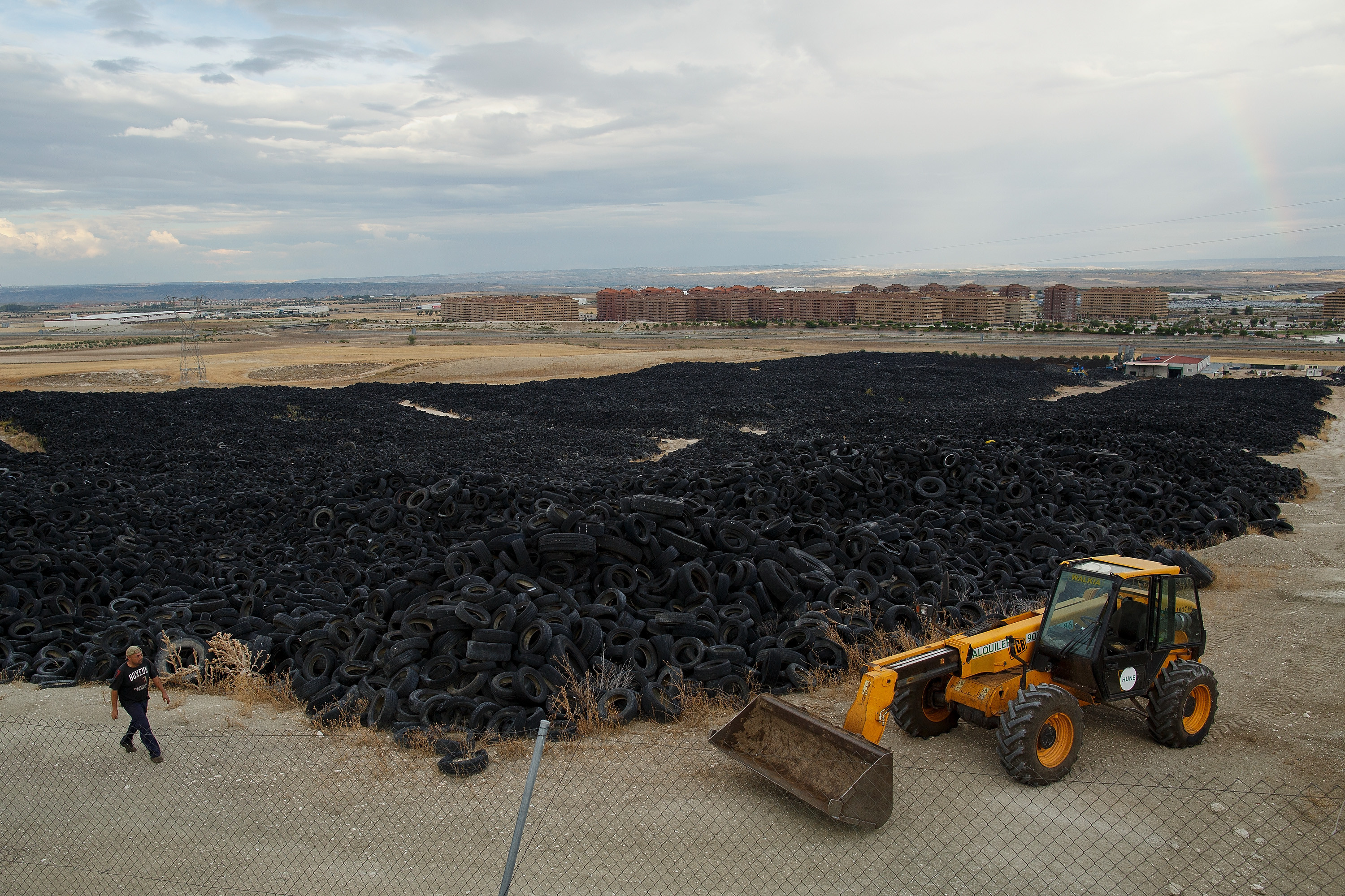 Muntele de cauciucuri care a distrus valoarea unui complex rezidential din Spania. Cum s-au adunat cele 5 mil. de anvelope