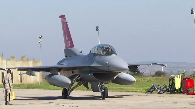 Spectacol cu avioane F16, pilotate de americani, la Campia Turzii. Ministrul Apararii si ambasadorul SUA, 40 de minute in aer