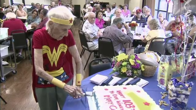 A implinit 103 ani si face voluntariat cinci zile pe saptamana la un azil de batrani. Care este secretul longevitatii ei