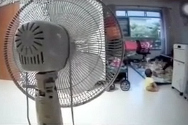 Si-a lasat copiii in grija menajerei si a instalat o camera ascunsa in casa. Ce a vazut barbatul pe filmare: "Sunt devastat"