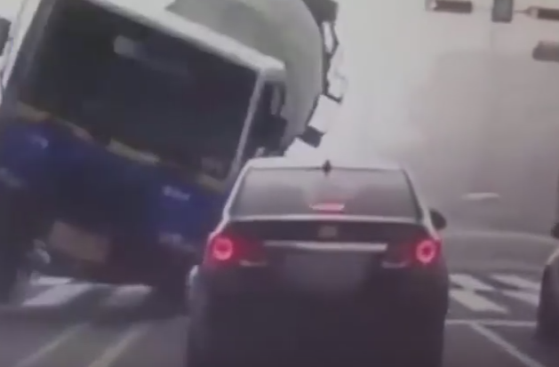 Accident infiorator intr-o intersectie. Trei femei au murit pe loc dupa ce o betoniera s-a rasturnat peste masina lor. VIDEO