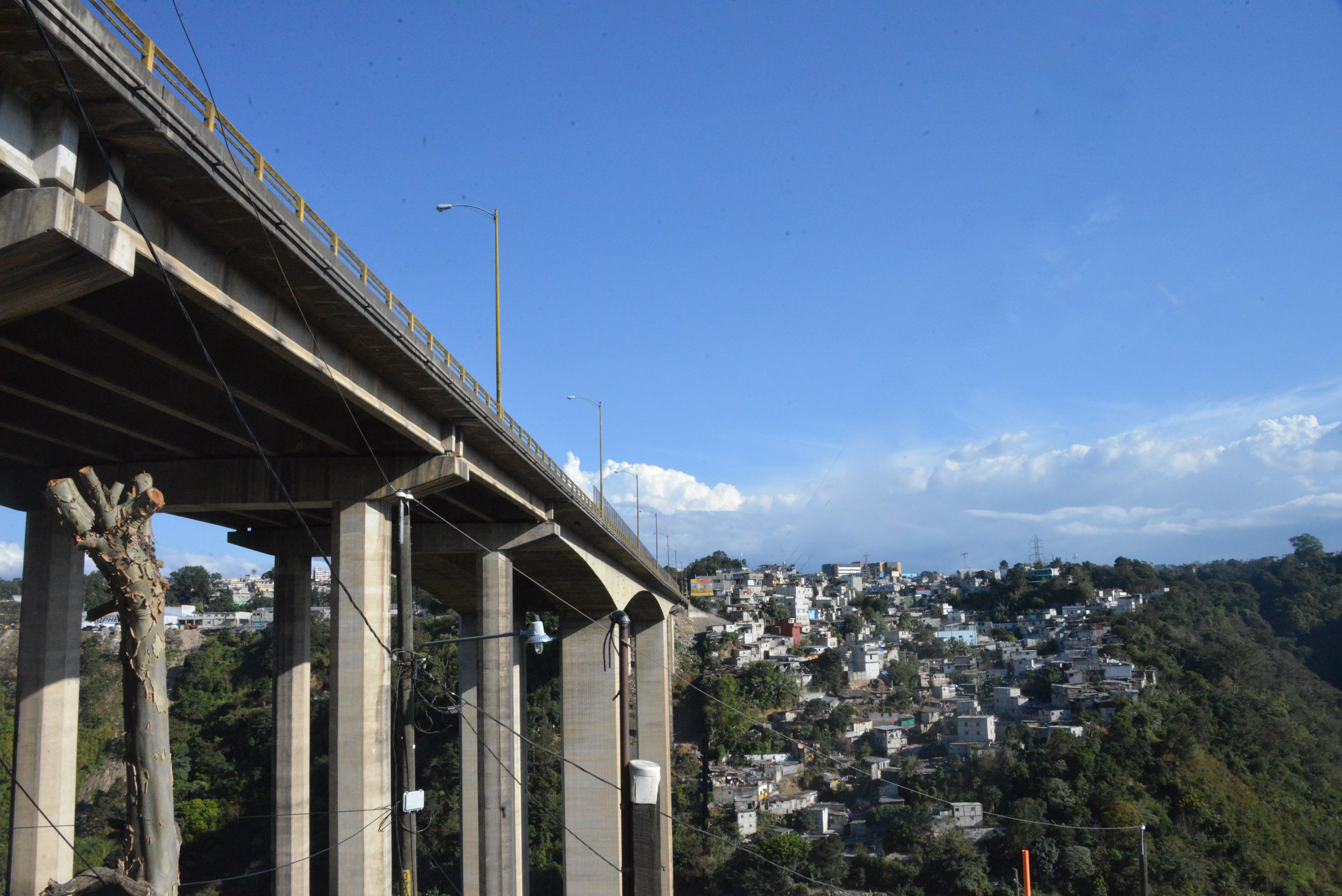 Momentul sfasietor in care tatal isi gaseste fiul aflat pe moarte, dupa ce a fost aruncat de pe pod de niste golani