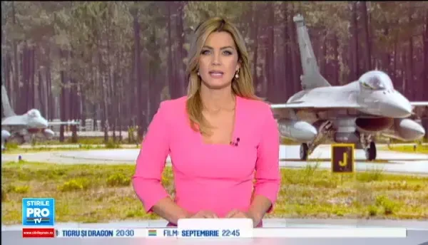 Spectacol cu avioane F16, pilotate de americani, la Campia Turzii. Ministrul Apararii si ambasadorul SUA, 40 de minute in aer