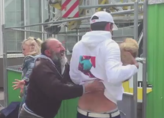 Un cersetor roman din Paris si-a recapatat cainele, la o luna dupa ce activistii i l-au smuls din brate. Cum a reusit