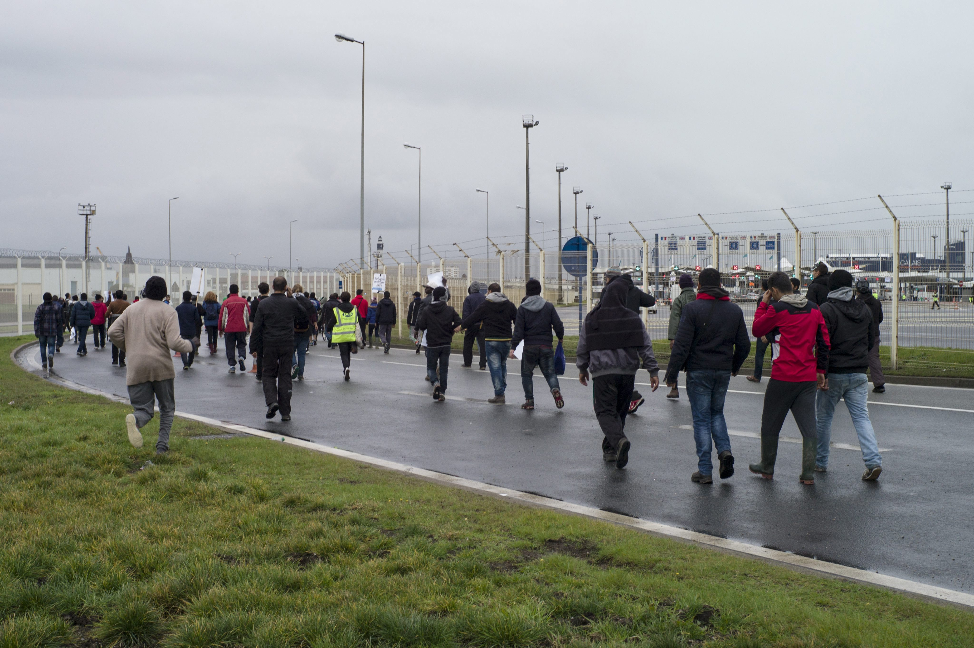 Numarul migrantilor din "jungla din Calais" s-a dublat in ultimele saptamani, pana la aproape 6.000