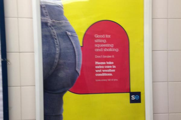 Acest afis a fost dat jos pentru ca era "sexist". Mesajul care i-a revoltat pe politicienii din Marea Britanie