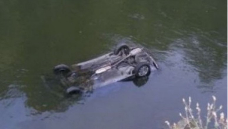 Un sofer a plonjat cu masina in Canalul Dunare - Marea Neagra. Barbatul a fost salvat de trecatori