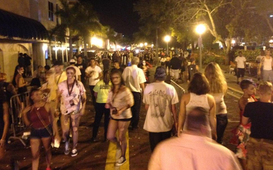 Scene de groaza, petrecute in Florida. O persoana a murit si sunt 4 raniti, dupa ce un barbat a deschis focul in multime