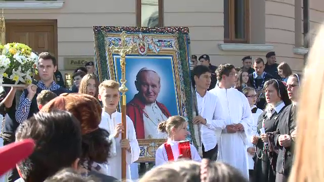 Procesiune cu relicva Papei Ioan Paul al II-lea in Capitala. Credinciosii s-au rugat la crucifixul cu sangele pontifului