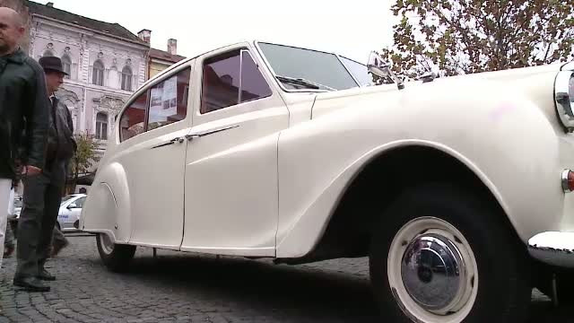 Expozitie de masini retro in mai multe orase din tara. Atractia principala a fost un Austin Princess din 1959