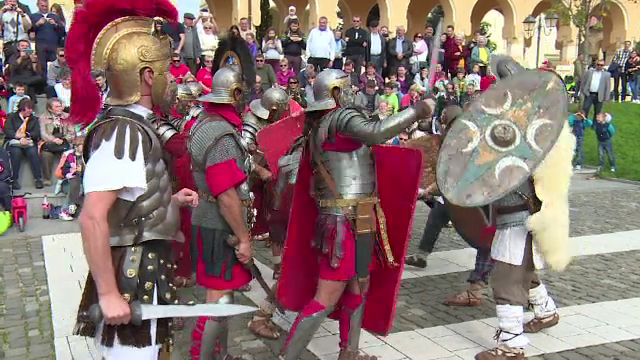 Festival istoric la Alba Iulia. Sute de spectatori au urmarit lupte intre daci si romani si dansuri ale nimfelor