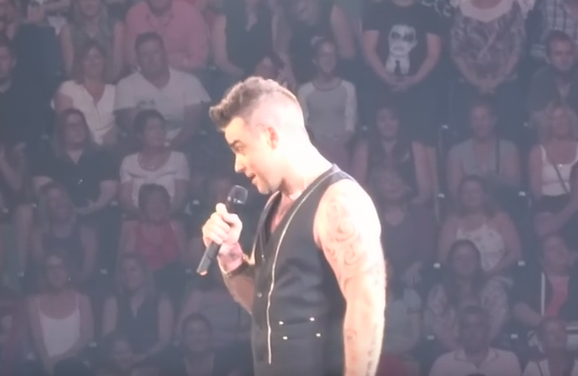 Robbie Williams, gafa in timpul unui concert cu o fana de 15 ani: "Nu puneti asta pe YouTube. O sa fiu arestat". VIDEO