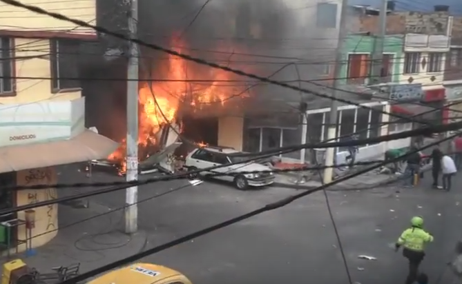 Un avion s-a prabusit intr-o zona rezidentiala din Bogota, la 3 minute de la decolare. Cinci persoane au murit. VIDEO